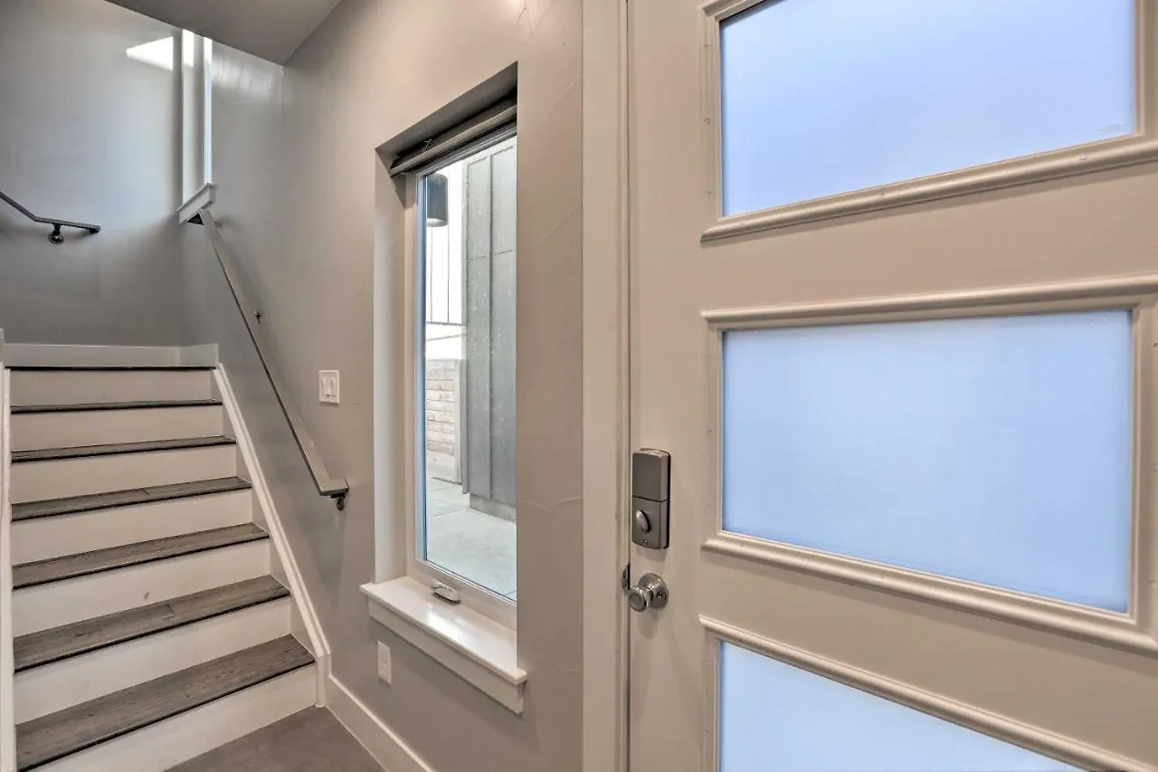Hébergement de vacances Denver Townhome With Rooftop Deck Walk To Mile High États-Unis