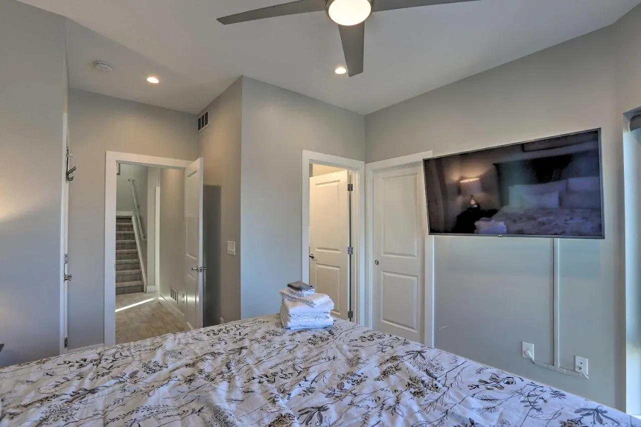 Hébergement de vacances Denver Townhome With Rooftop Deck Walk To Mile High
